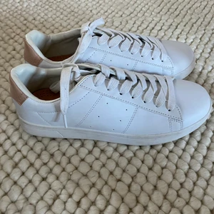 Oanvända sneakers  - Superfina basic sneakers från Novita. Helt oanvända! *Köparen står för frakt.