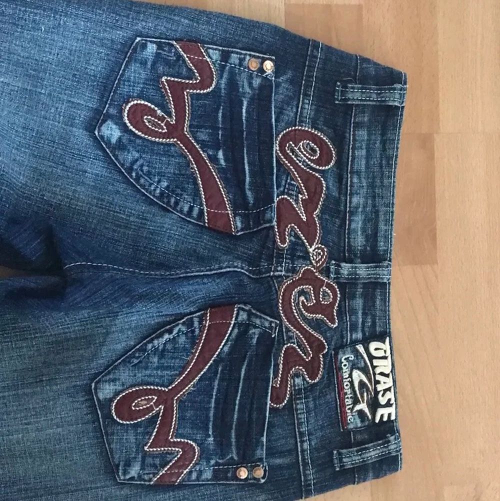 Reserverade!! Fett coola jeans som tyvärr var lite för små, köptes här på plick men är knappt använda <3 Frakt tillkommer på 66 tiden . Jeans & Byxor.