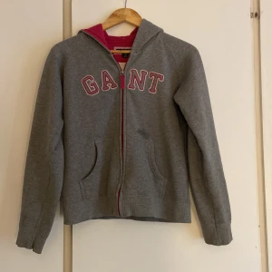 Gant tröja - Huvtröja från Gant. Barnstorlek 170 men passar mig som är xs/s i vanliga fall.  Liten fettfläck som säkert gå att få bort om man försöker 