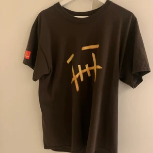 Travis Scott X MC tee 🔥 - Travis Scott X MC Tee! sparsamt använd COND 9/10 Storlek M