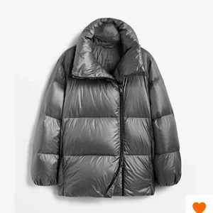 Massimo dutti jacka - En jacka från Massimo dutti. Ny skick. Super varm. Köptes för 1499.