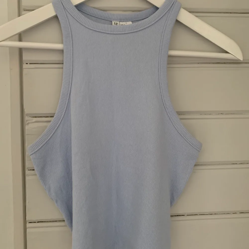 Babyblått ribbat linne i en kortare modell från H&M i toppskick🤍 Det perfekta baslinnet!☺️. Toppar.