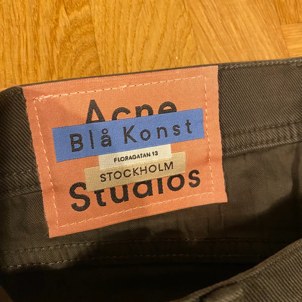 Acne studios blå konst jeans. Jag Köpte dom för 1000. . Jeans & Byxor.