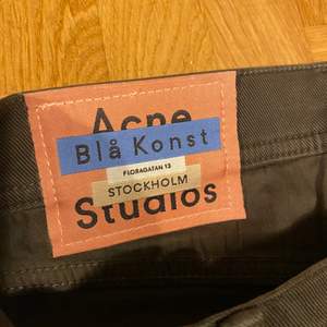 Acne studios blå konst jeans. Jag Köpte dom för 1000. 