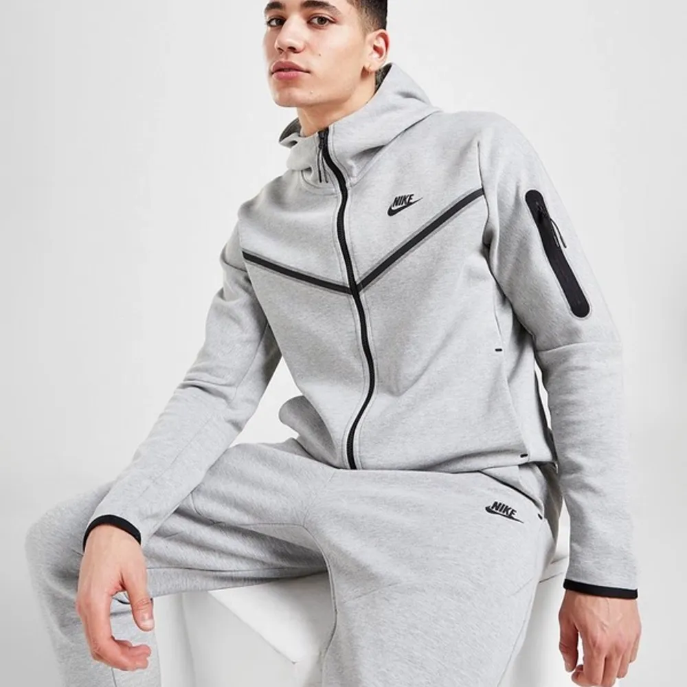 Nike Tech fleece Hoodie, knappt använd och byxor finns också. Storlek: L Pris: 700. Tröjor & Koftor.