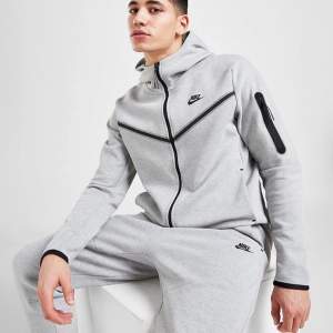 Nike Tech fleece Hoodie, knappt använd och byxor finns också. Storlek: L Pris: 700