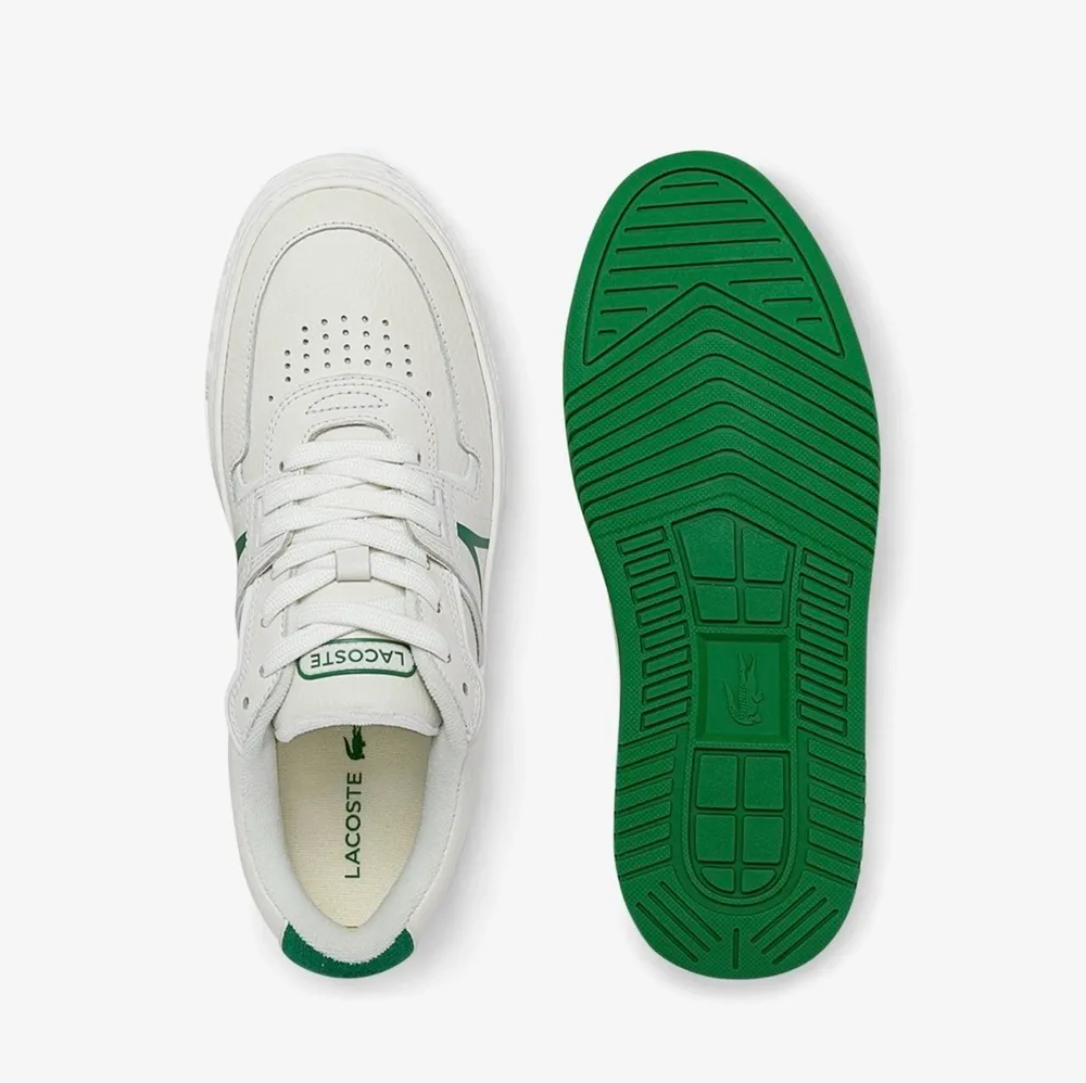 Helt oanvända sneakers från Lacoste. Nypris är 1150kr men jag säljer de för 600kr vid snabb affär . Skor.