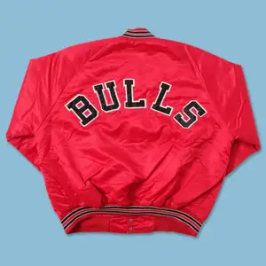 Superfin Vintage Chicago Bulls jacka från Chalk Line från tidigt 2000-tal. finns fläck (se bild) som jag inte vågat tvätta bort. Inga hål eller lösa trådar, superfin för att vara 20+ år gammal! fler bilder finns, ej fast pris. OBS: lånade bilder!
