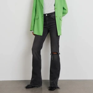 Jeans - Gråa/svarta jeans från ginatricot i storlek 34