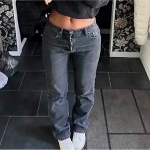 Säljer dessa populära zara jeans som blivit för små för mig! 💗 (inte mina bilder) väldigt många intresserade så behöver starta budgivning på dessa🥰 Lägger upp igen pga oseriös köpare, buda endast om du kommer köpa❤️⚠️endast de i storlek 32 kvar, de i 32 har en liten defekt men kom priv för bilder⚠️