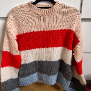 En stickad tröja i flera färger från Bershka. ❤️💜🧡💛