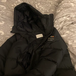 Sail racing jacka - Har haft jackan 1 vinter så de är väldigt bra skick och inget är trasigt! Jag säljer för att jag inte kommer ha användning av denna då jag ska köpa en ny jacka.  Köpte den för 3500  