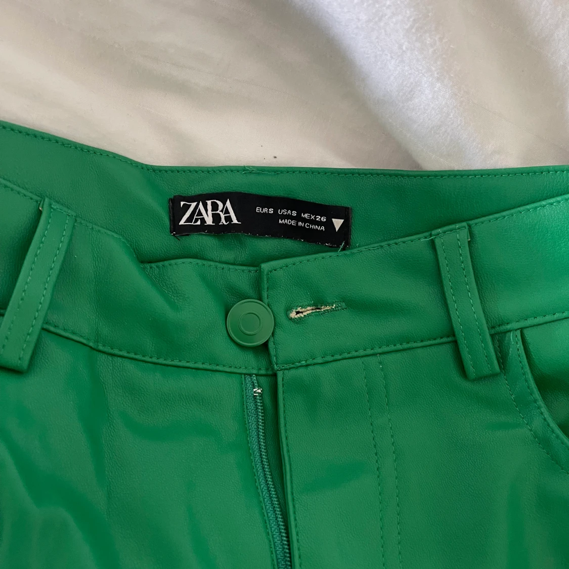 Gröna ”skinnbyxor” - 90