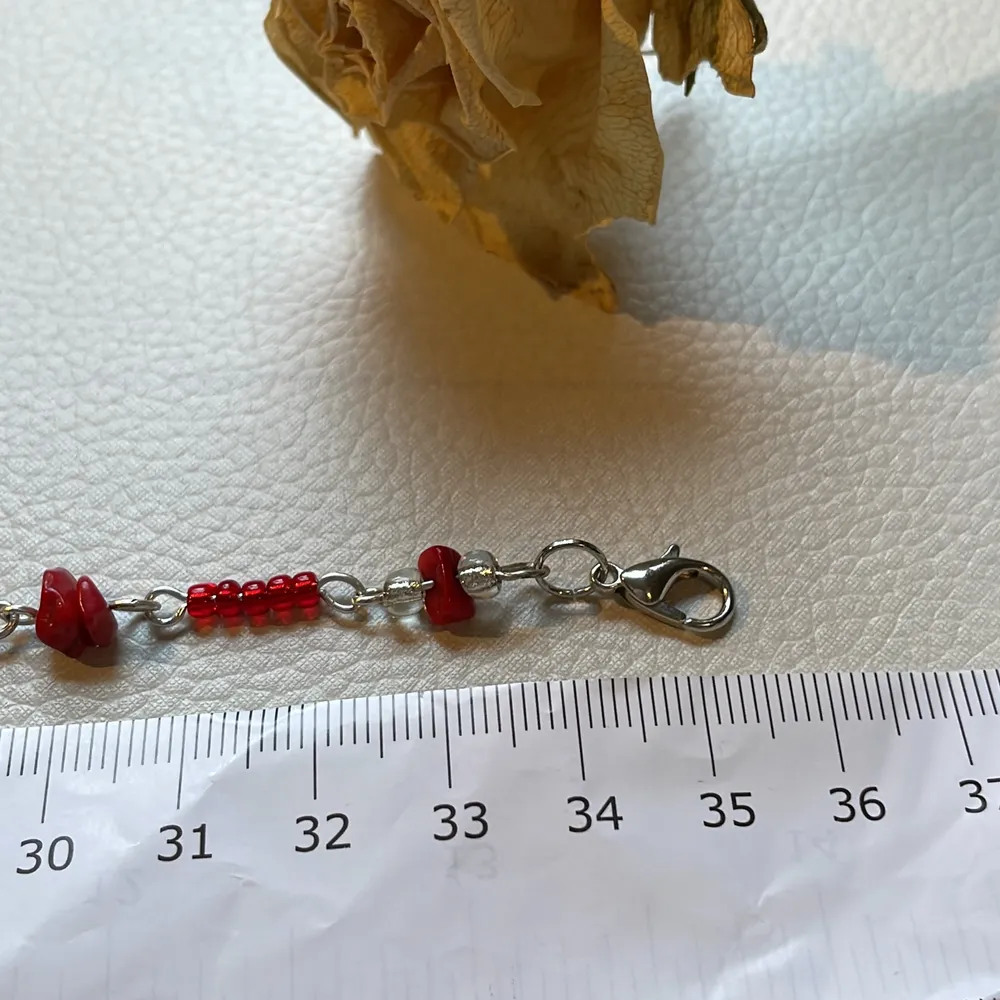 Handmade handgjord halsband i röda och transparenta färger med med kristaller - Röd jaspis är en stark skyddssten.  Den skyddar mot saker som inte är fördelaktiga för personen som bär den, minskar stressen. Med Björn hänge. köparen betalar frakten. Accessoarer.