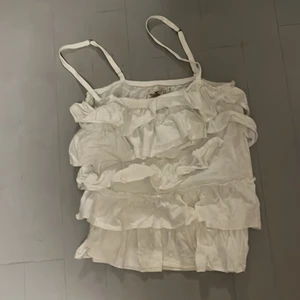 Hollister flared top - En flared vit topp frång Hollister, 50+ frakt