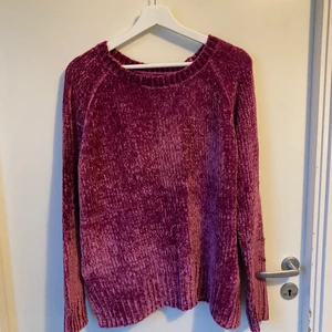 Varm tröja  - Super skön stickad tröja!!!! Super mjukt tyg och är väldigt varm.  Använder den dock så sällan för har så många liknande  Köparen står för frakten 