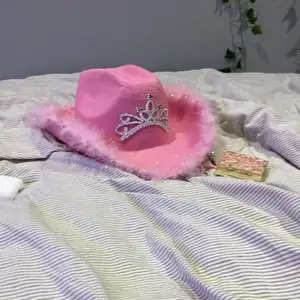 Fin cowboy hatt i färgen rosa. Tiara på och ludd på sidan. Snöret kan justeras! Jätte fin och gullig men säljs pga ingen användning. Fin dekoration i rummet och 🫶🏼 köparen står för frakten 💓