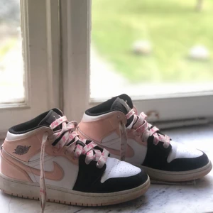 Jordan Air - Svart / rosa Jordans i mycket bra skick.