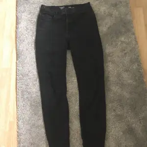 Svarta jeans från Lindex! Använda få gånger. Köparen står för frakten!💗