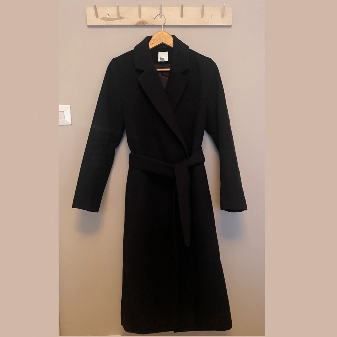 Lång svart kappa med bälte i midjan  - 90