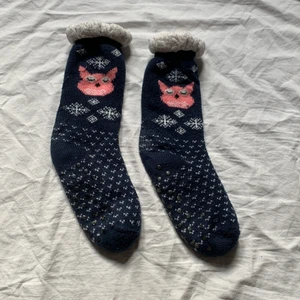 Stickade sockor  - Varma sockor. Stickad utsida, fluffig insida. Lätt slitage på utsidan. Skulle säga att de passar alla med storlek 35 och uppåt. 