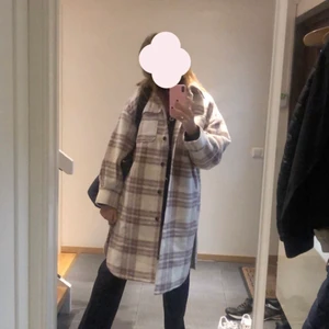 Kappa från HM - säljer denna rutiga kappa från HM, köpt för ca 2 år sedan men är fortfarande i bra skick. Fler bilder kan skickas 🥰