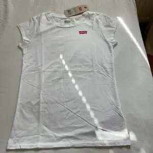Helt oanvänd vit Levis t-shirt!😍