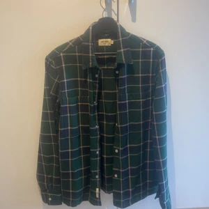 East West overshirt M - Nästan oanvänd overshirt i storlek M inköpt på brothers. 