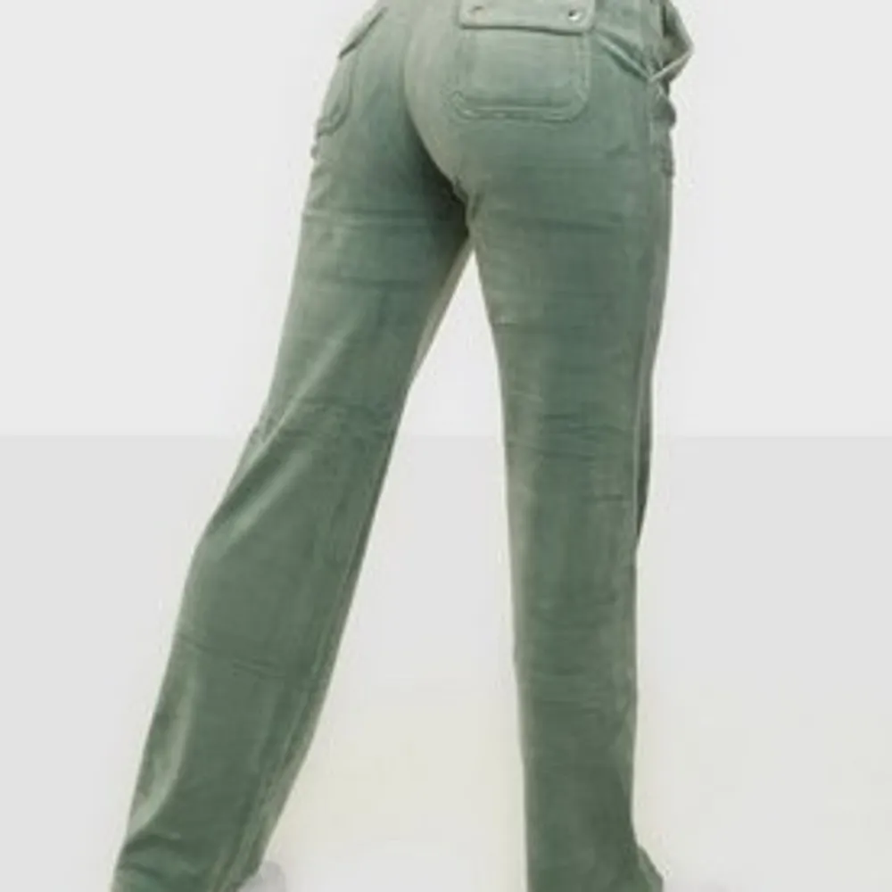 Jag söker juicy byxor i antingen mörk blått eller grönt mellan 200-400kr kommentera om ni har några 💕. Jeans & Byxor.