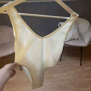 Bodysuit från Motel Rocks stl S  - Haft denna bodysuit i flera år men aldrig använt då jag aldrig kännt mig bekväm i den, som ni ser är lappen kvar tillochmed. Köpt på nelly. Väldigt djup och låg urringning bak och ganska djup fram med 