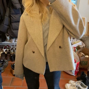 Kappa - Blev struligt med den andra köparen så lägge upp annonsen på nytt!❤️❤️ Säljer min så fina kappa men som jag har tröttnat på, den är från vera moda och är i jätte fint skick, bara lite nopprig!❤️❤️ Om flera är intresserade blir det budgivning🫶🏼🫶🏼