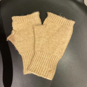 Torgvantar  - Ett par beiga torgvantar fårn zara, använda ett fåtal gånger men är i nyskick. Jättebra nu till vintern. 