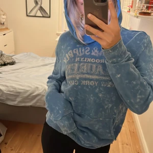 Ralph Lauren hoodie - Blå Ralph Lauren hoodie, köpt för 1200 kr. Jag säljer för 320 kr. Vid snabb affär kan priset diskuteras. 