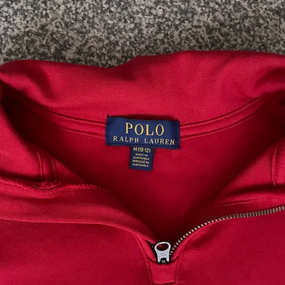 En fin och oanvänd Ralph lauren tröja i färgen röd. 70kr+frakt.. pris kan diskuteras vid snabb affär:) . Tröjor & Koftor.
