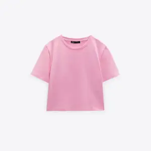 Säljer denna fina rosa t-shirten. Lite urtvättad annars i bra skick. Säljer då den inte kommer till användning längre!💗💗