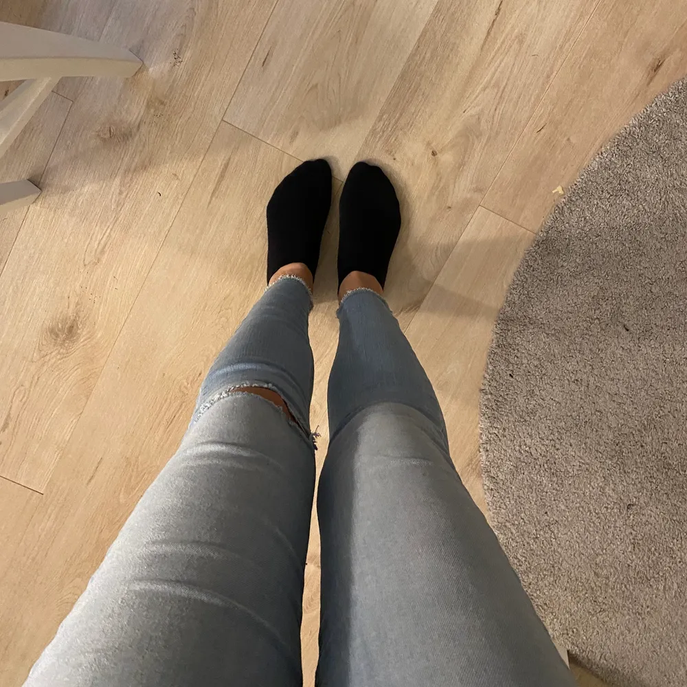 Jeans ifrån only, storleken är M 32, men skulle mer säga att det är S. Jag själv bär 36/38 i jeans och är 165cm dessa passar mig. . Jeans & Byxor.