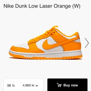 Nike Dunk Low Laser Orange ( W)  - Säljer dessa skor i storlek 38,5. Bilden är tagen från internet såklart. Är någon intresserad kan ni skriva till min Instagram DM så får ni egen tagen bild där, samt kan priset även diskuteras. Säljer skorna SÅKLART billigare än va de gör på hemsidan!! 