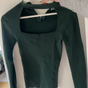 Zara topp - Säljer denna fina, populära topp från zara i storlek S. Säljer då den inte kommer till användning så mycket. Använd ett fåtal gånger, väldigt fint skick. Köparen står för frakt. Kan mötas upp i Stockholm.