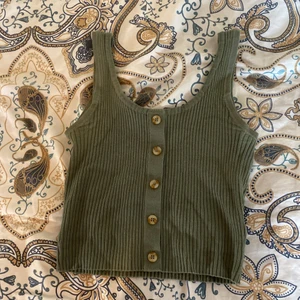 Grönt linne  - Kort linne, köpt för runt 1 år sen och använd 5-6 gånger 