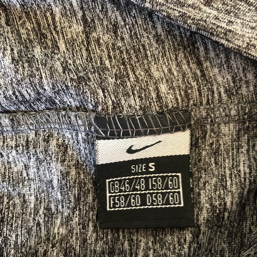 Gråa Nike träningstights. Storlek S. Använda en gång, säljer för dom är för små men annars bra passform! . Jeans & Byxor.