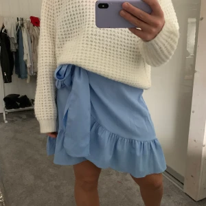 Omlott kjol - Säljer denna pastell blåa omlott kjol från Veromoda. Så gott som ny då den bara hängt i garderoben och aldrig använts.  