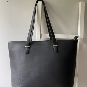 Normalstor handväska från Dondonna, har ett fack på utsidan och både sidobfack o dragkedjefack på insidan. Mycket fint skick💞 250kr