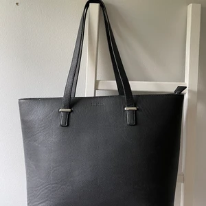 Handväska - Normalstor handväska från Dondonna, har ett fack på utsidan och både sidobfack o dragkedjefack på insidan. Mycket fint skick💞 250kr