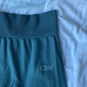Gröna oanvända ICIW träningstaigts!  - Oanvända träningstaigts från I can I Will i storlek XS! Jättesköna och snygga på! Säljer pågrund av för små. Köparen står för frakten. 