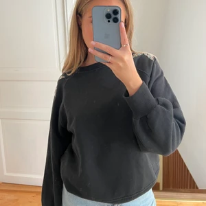 Zara sweatshirt - Sweatshirt från zara med glittriga stjärnor på axlarna.