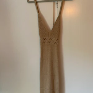 Klänning  - Beige klänning  Storlek: 36  Köpt på H&M  Modell: Figursydd  Skick: helt oanvänd (10/10)  