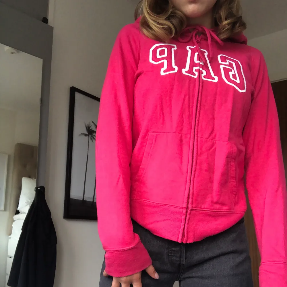 Rosa zip-hoodie i strl S från GAP. Passar mig som är 165 cm, dock lite kortare i armarna.💞. Hoodies.