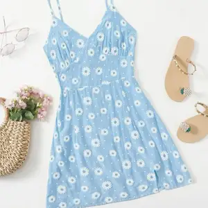 Blommig, blå klänning från SHEIN. Helt ny, aldrig använd. Köpt för 119 kr. Bilderna är från SHEIN.