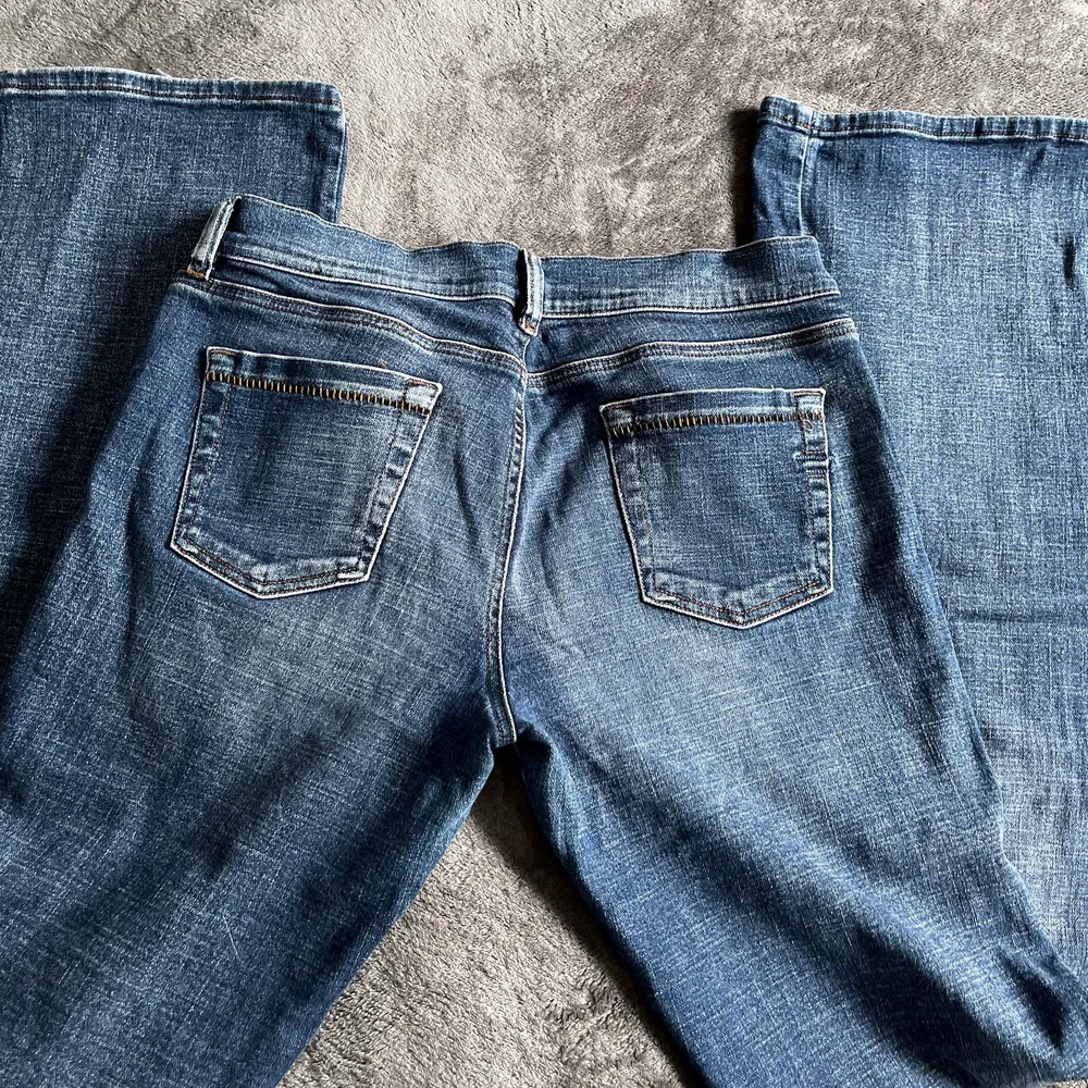 Säljer nu dessa assnygga jeans från Diesel som min mamma köpte när hon var ung, jättefint begagnat skick. Köparen står för frakt 🫶. Jeans & Byxor.