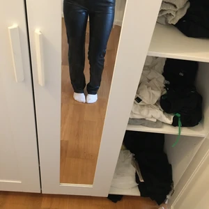 Zara byxor strl xs  - Säljer dessa superfina skinnbyxor. Passar perfekt till någon som är mellan 165-170 cm lång. Köparen står för frakt. Pris kan diskuteras. 